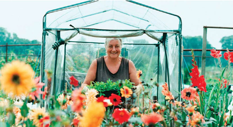 Helena - pacientka s osteoporózou, sa stará o svoje rastliny v záhrade.