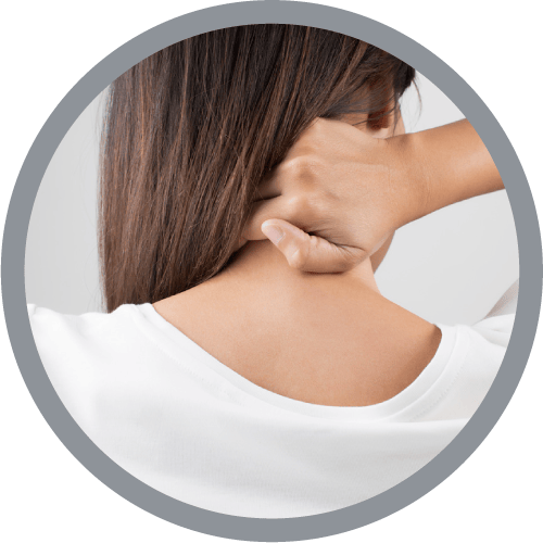 Žena s bolesťou krčnej chrbtice kvôli  idiopatickej premenopauzálnej osteoporóze.