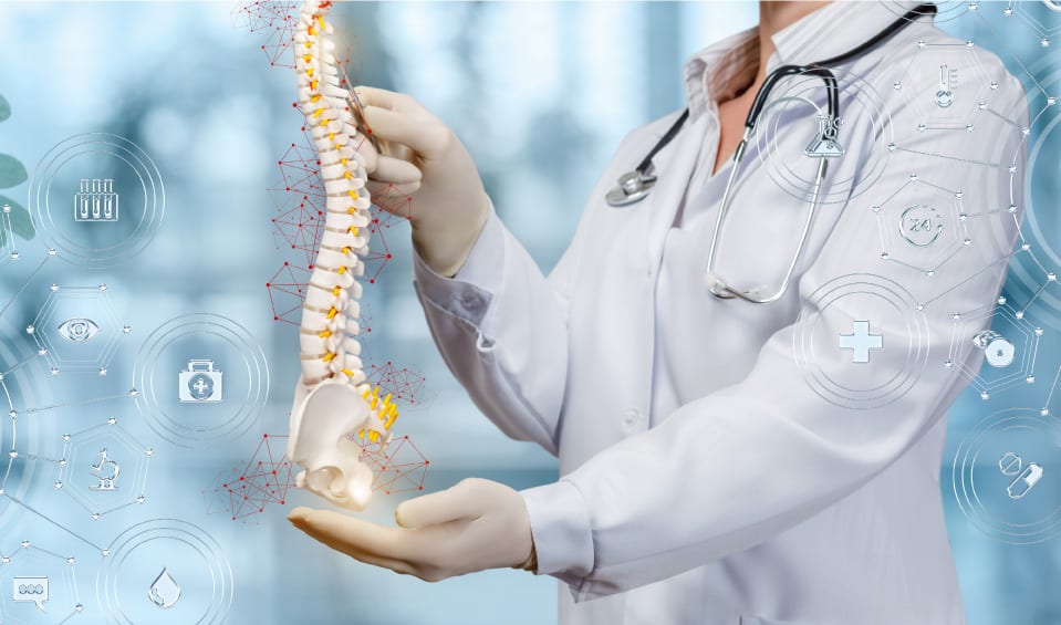 Lekár ukazujúci ľudskú chrbticu postihnutú osteoporózou.