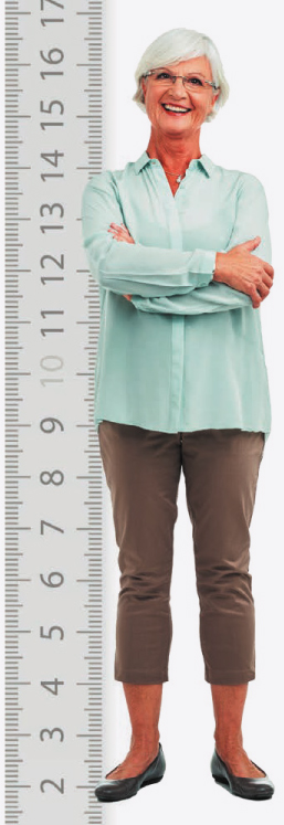 Staršia žena s osteoporózou, merajúca svoju telesnú výšku.