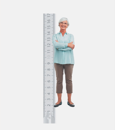 Staršia žena s osteoporózou merajúca svoju telesnú výšku.