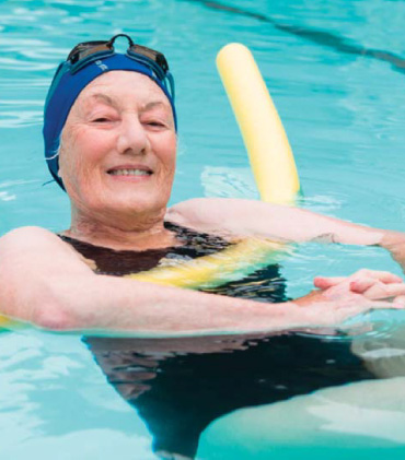 Alica - pacientka s osteoporózou, relaxuje v bazéne.