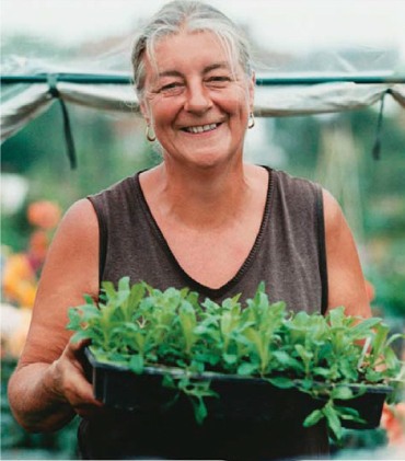 Helena - pacientka s osteoporózou, sa stará o svoje rastliny v záhrade.