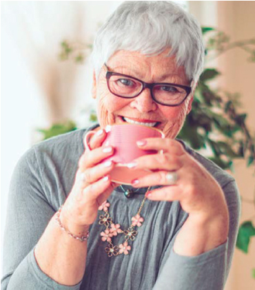 Mária - pacientka s osteoporózou, si vychutnáva šálku čaju.
