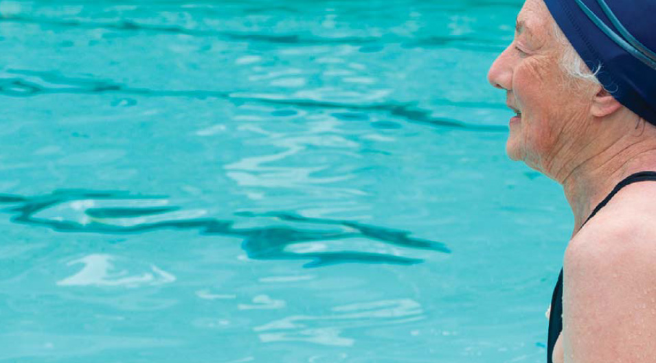 Alica - pacientka s osteoporózou, relaxuje v bazéne.
