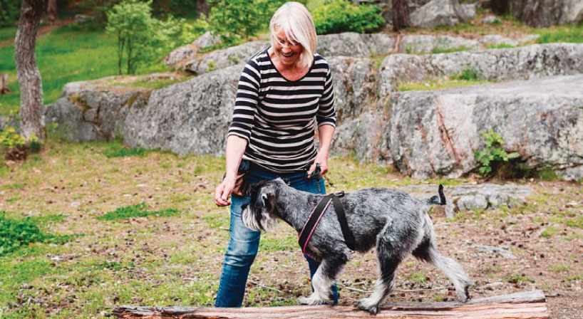 Andrea - pacientka s osteoporózou, sa hrá so svojim psom.