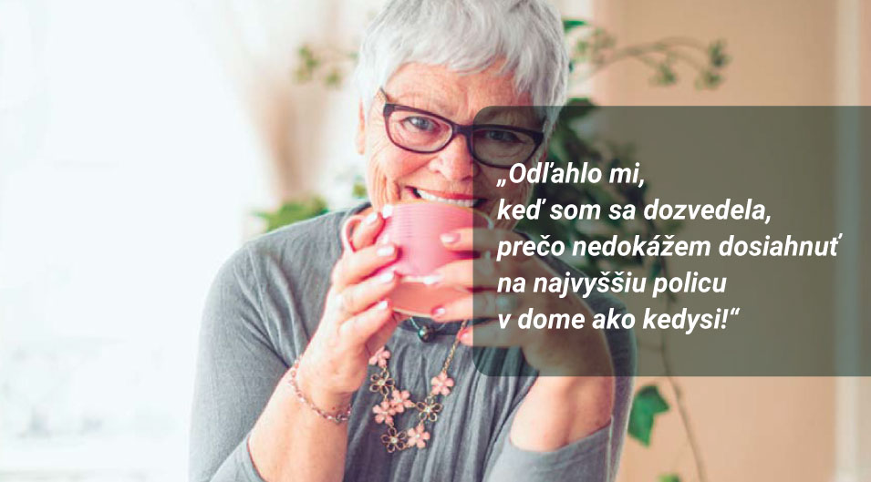 Mária - pacientka s osteoporózou, si vychutnáva šálku čaju.