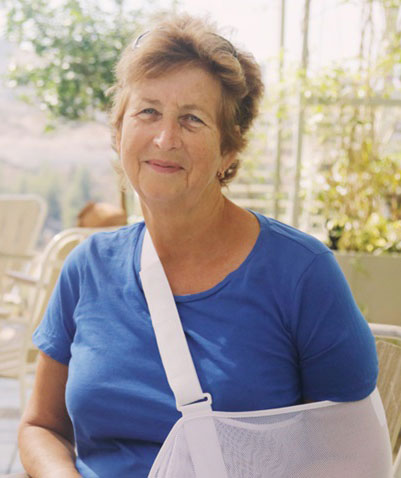 Pacientka Sára s osteoporotickou zlomeninou a rukou v sádre.